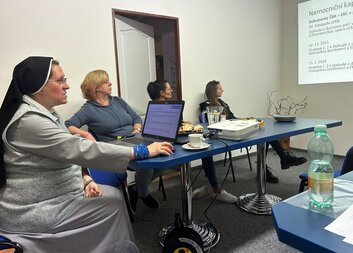 Setkání pracovníků Charity Český Krumlov s nemocniční kaplankou sestrou Karmelou