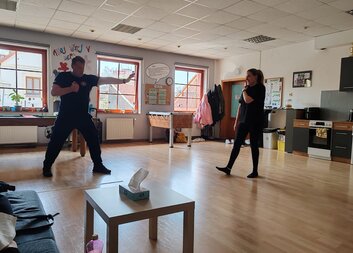 Bezpečnost našich zaměstnanců je důležitá: kurz sebeobrany s jihočeským policistou a Mistrem ČR v karate Martinem Hermannem