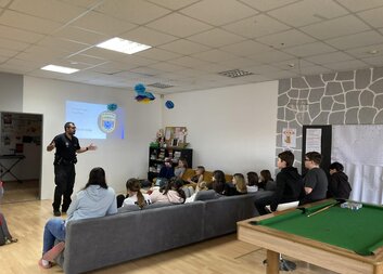 Prevence kriminality v NZDM Depo: Přednáška o krádežích a sextingu