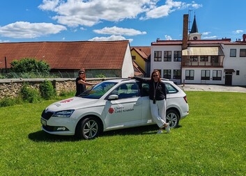 Pomoc, která přichází za lidmi: Co skutečně dělají pracovníci Terénních programů KOMPAS